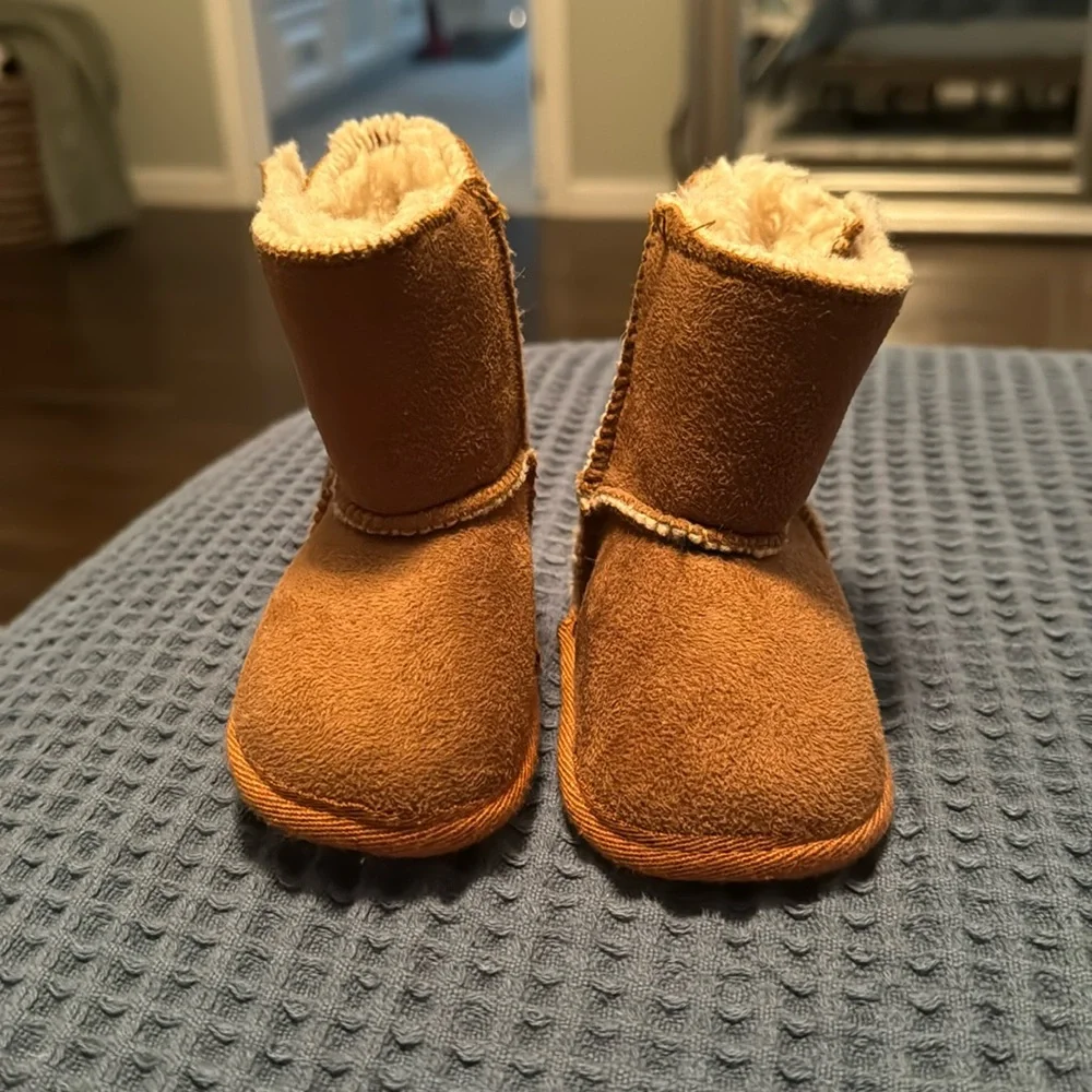 Baby UGG boots - Color: Chestnut, Size: 5 inches